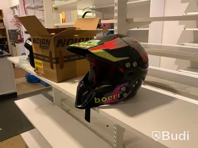 Ny hjälm storlek 58 (small) och 1 beg hjälm.
